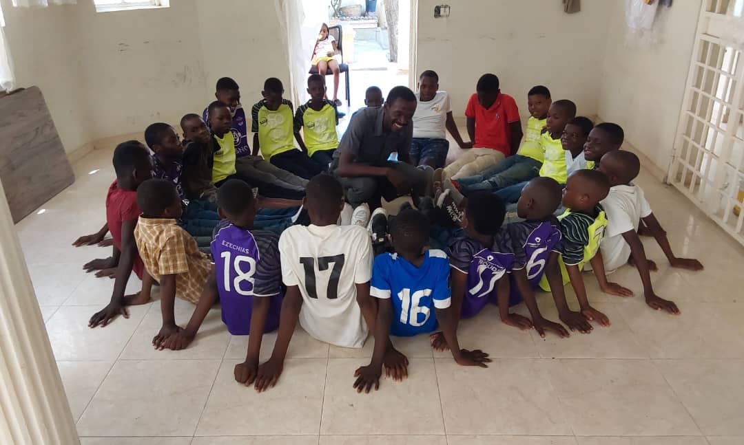 Coach leading a session with young players from the Frantzdy Pierrot Foundation